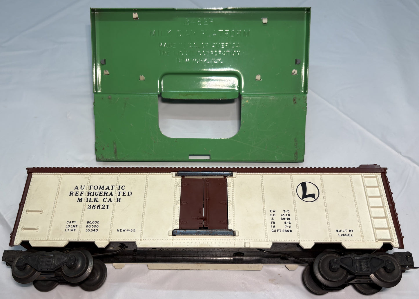 Lionel Post War 3662 Automatic Refrigerated Milk Car with Platform