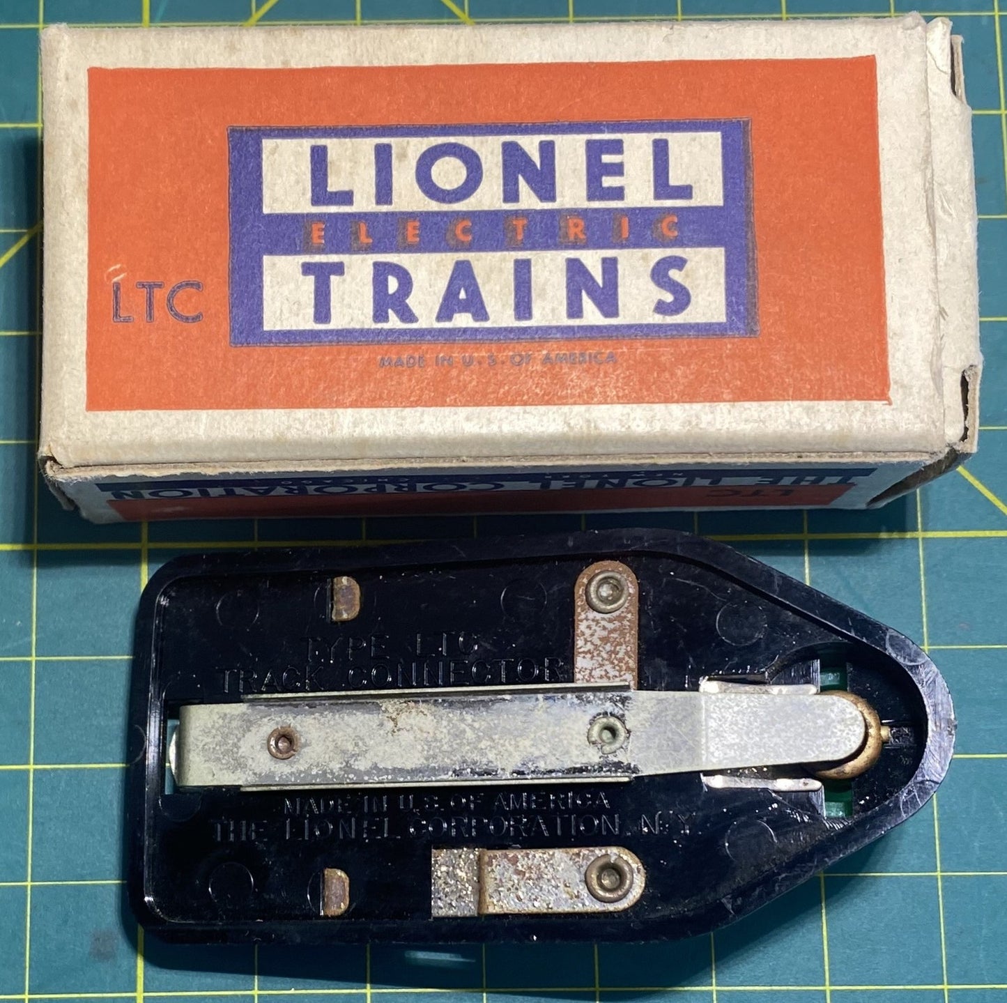 Lionel Post War Lockon with Light