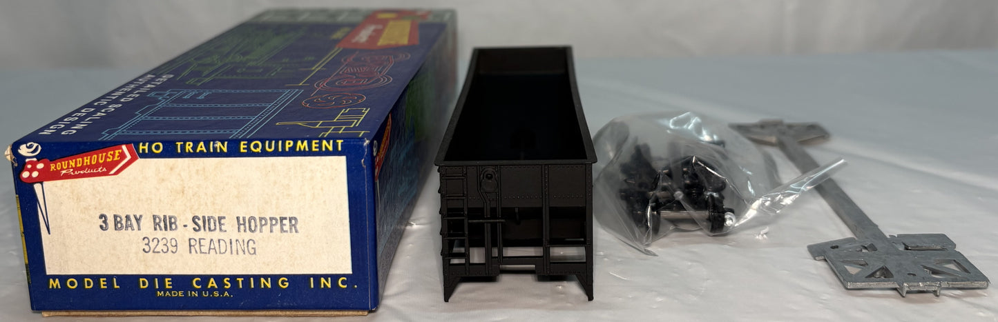 Roundhouse 3239 3-Bay Rib Side Hopper Reading #60458