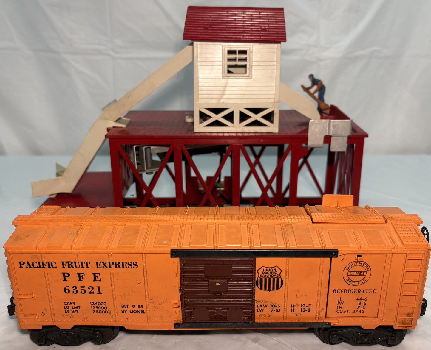 Lionel Post War 352 Operating Icing Station