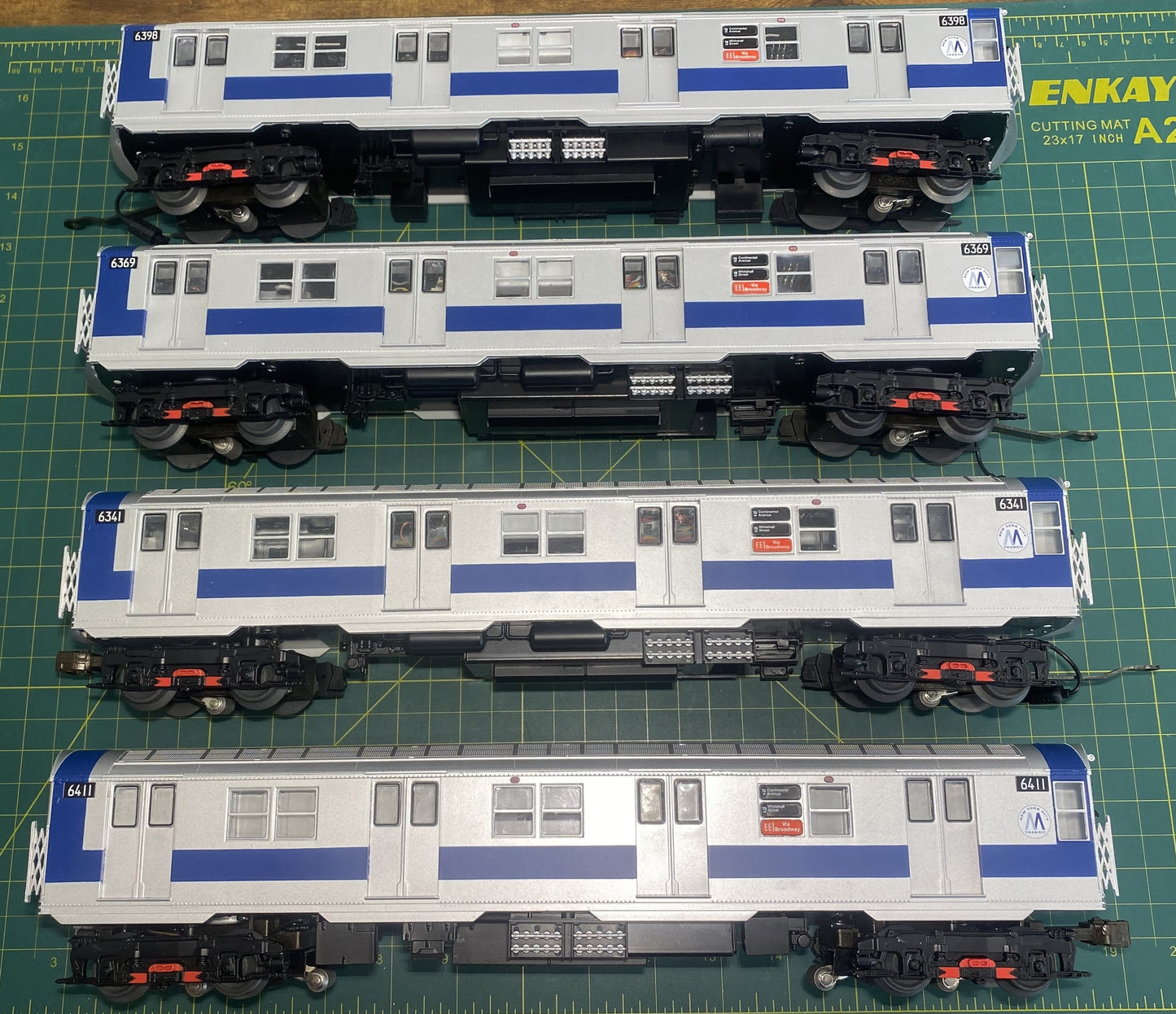 Lionel 6-31797 New York City Transit Authority R16 Subway Set and 6-25595 2-Pack Set