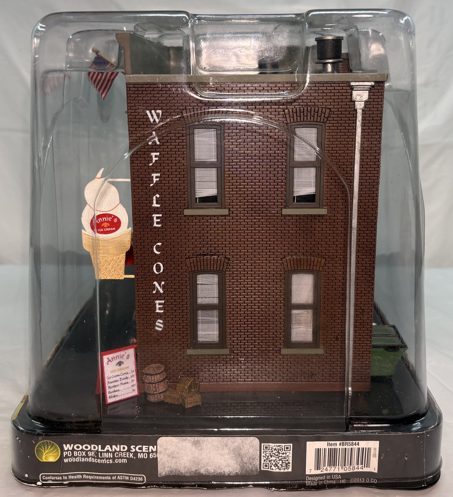 Woodland Scenics BR5847 O Gauge Corner Emporium