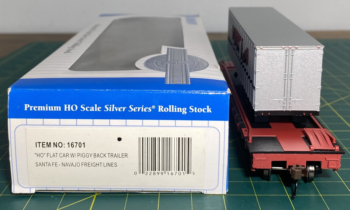 Bachmann Premium 16701 52' 6" Flatcar w/35' Piggyback Trailer Santa Fe - Navajo Lines