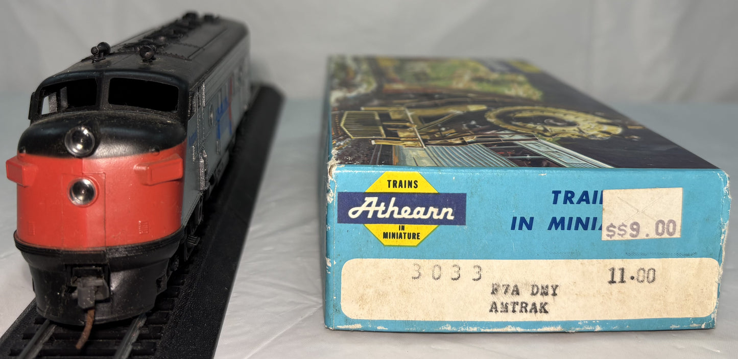 Athearn 3033 HO EMD F7A Amtrak Dummy Diesel Locomotive