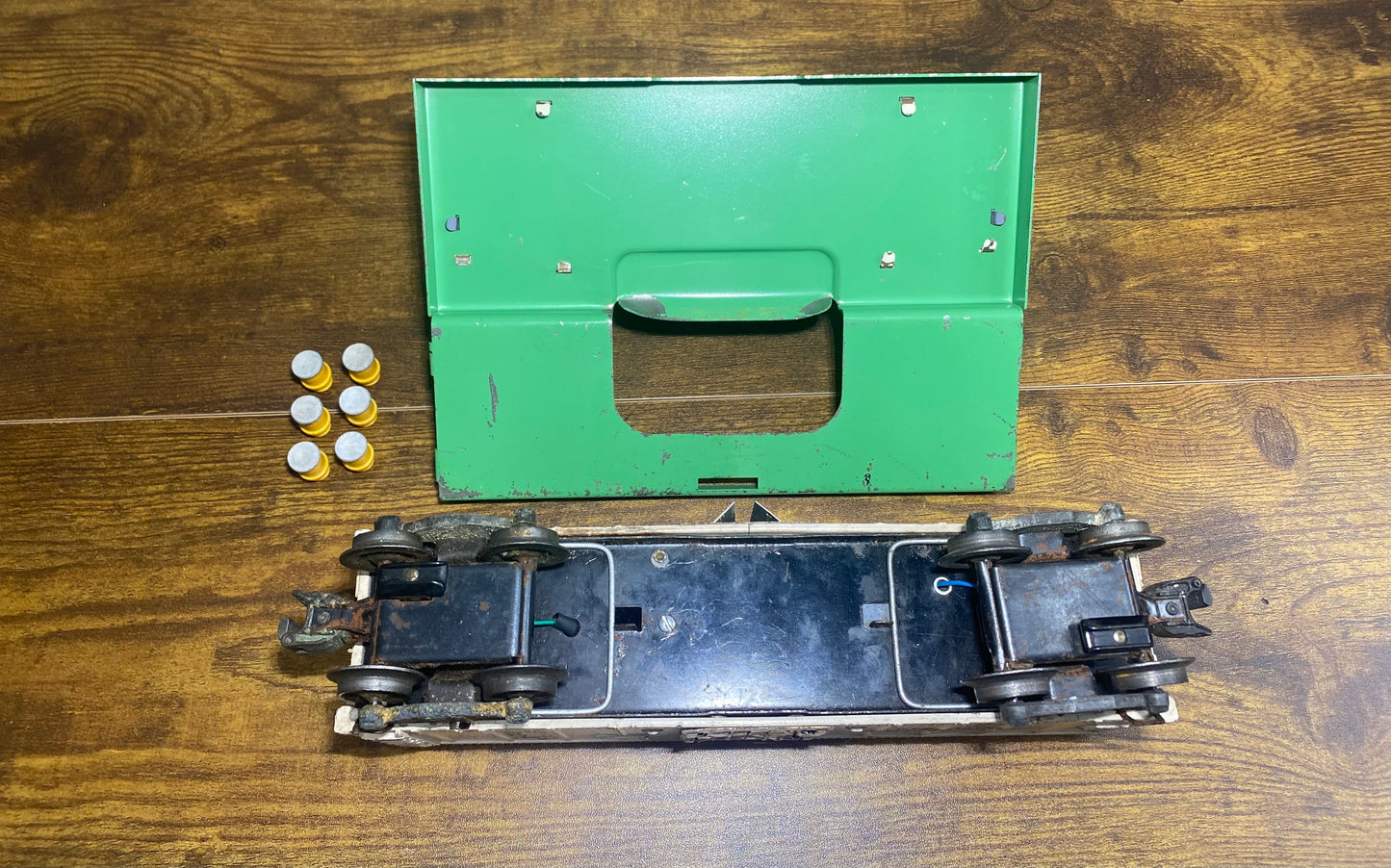 Lionel Post War 3472 Operating Milk Car with Platform