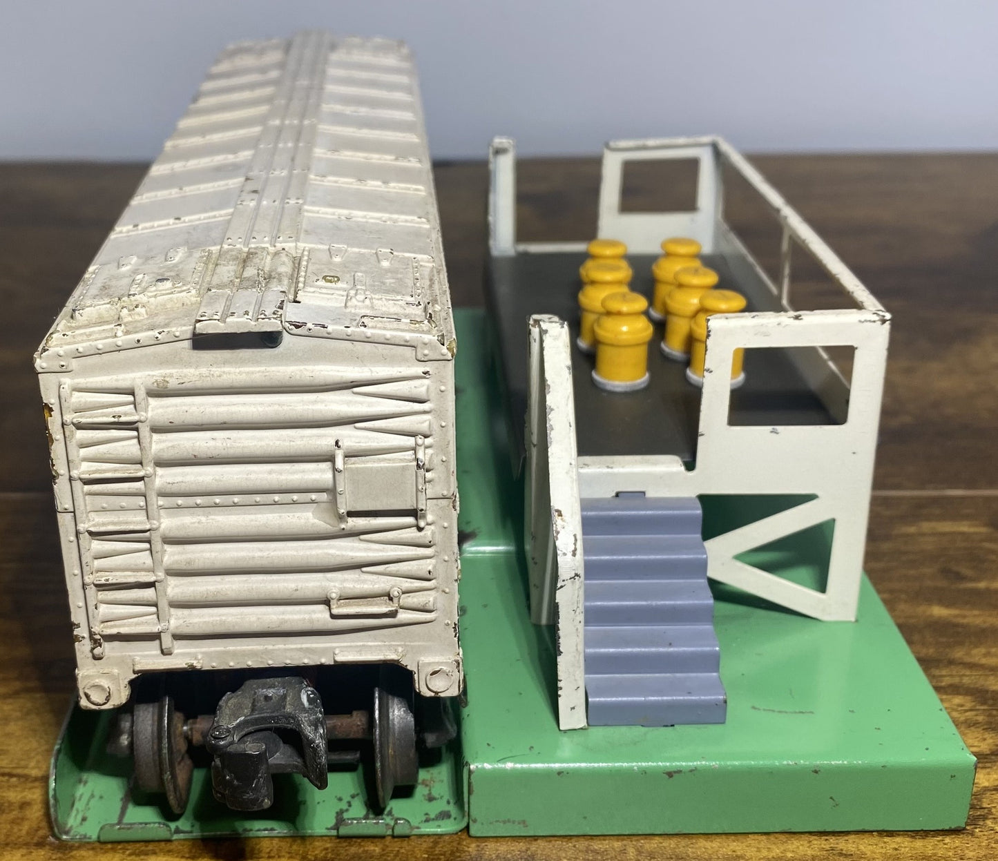 Lionel Post War 3472 Operating Milk Car with Platform