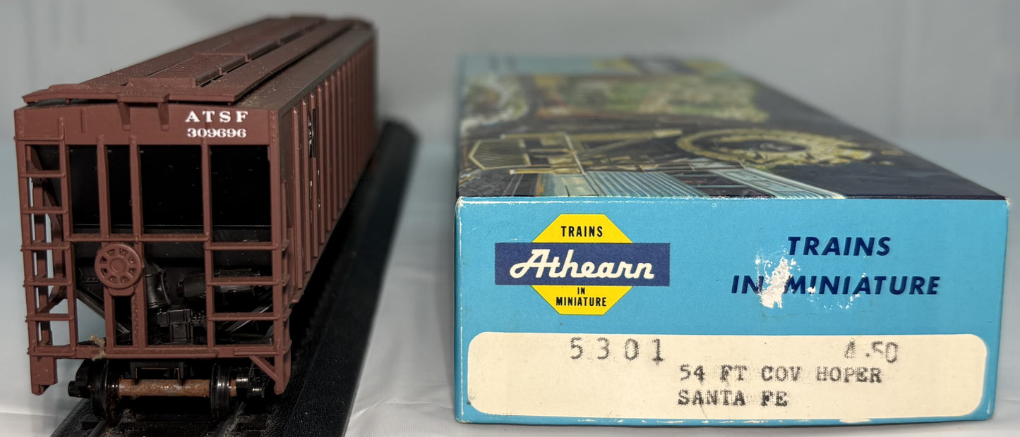 Athearn 5301 HO 54 Ft Covered Hopper Santa Fe