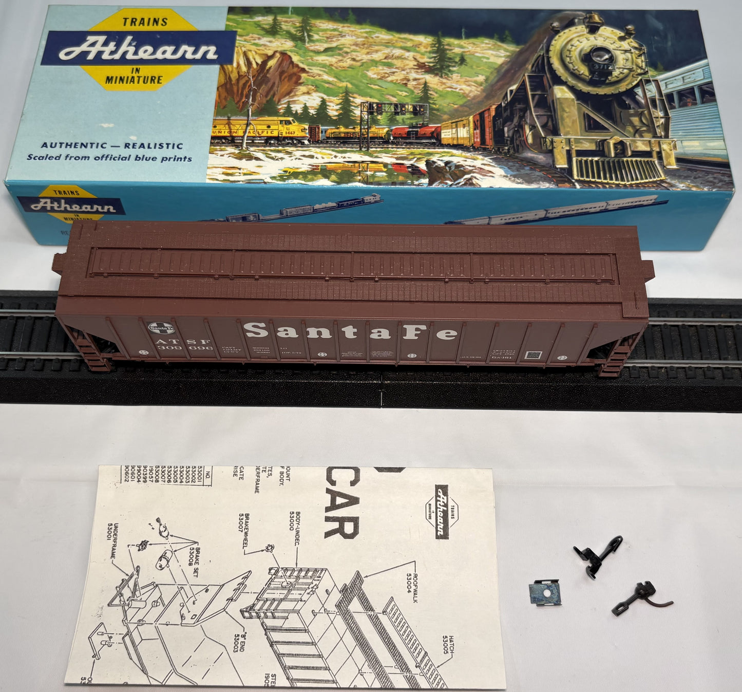 Athearn 5301 HO 54 Ft Covered Hopper Santa Fe