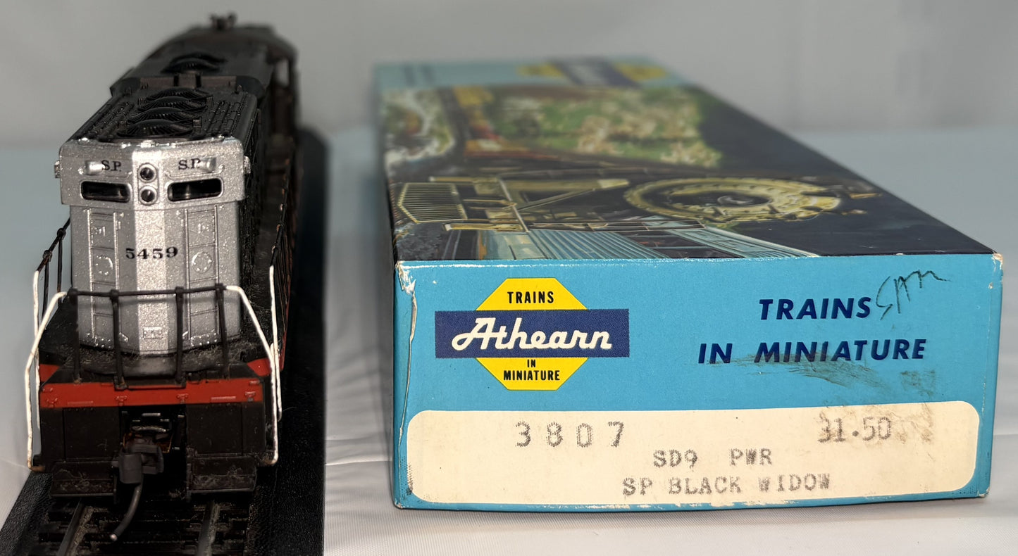 Athearn 3807 HO Scale Southern Pacific Black Widow SD9 Powered Diesel Locomotive #5459