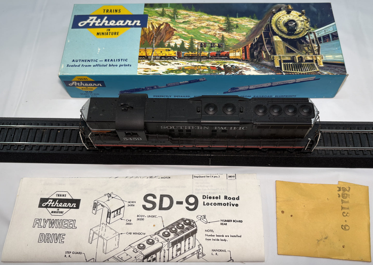 Athearn 3807 HO Scale Southern Pacific Black Widow SD9 Powered Diesel Locomotive #5459
